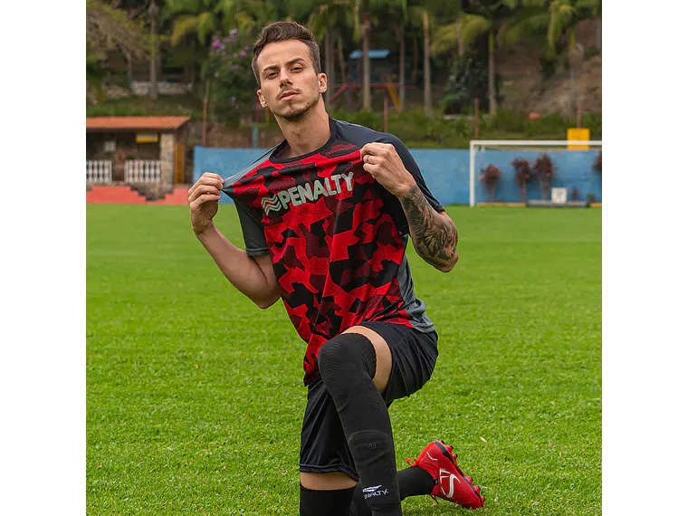 Polera Penalty Camuflaje Negro Rojo 2