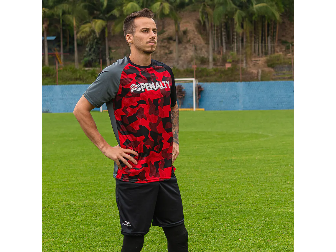 Polera Penalty Camuflaje Negro Rojo 3