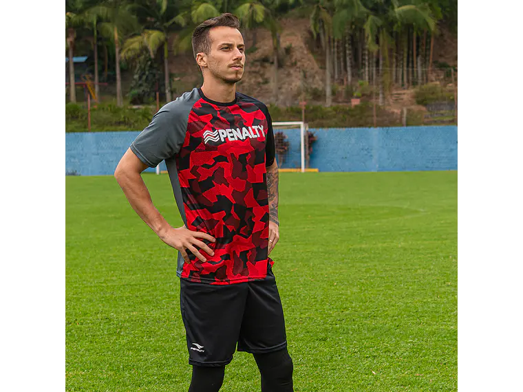 Polera Penalty Camuflaje Negro Rojo 3