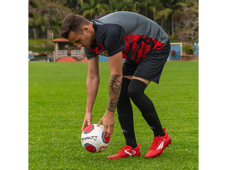 Polera Penalty Camuflaje Negro Rojo 4