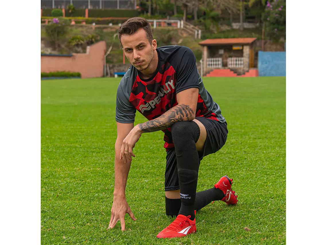 Polera Penalty Camuflaje Negro Rojo 5