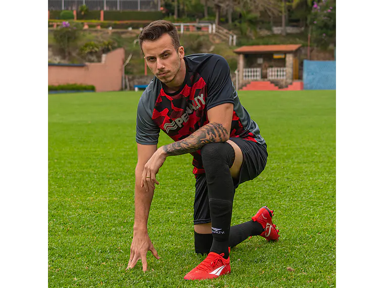 Polera Penalty Camuflaje Negro Rojo 5