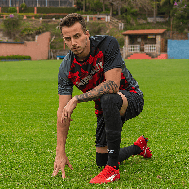 Polera Penalty Camuflaje Negro Rojo 5