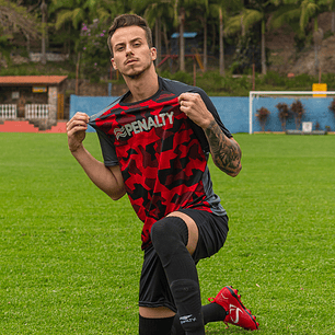 Polera Penalty Camuflaje Negro Rojo