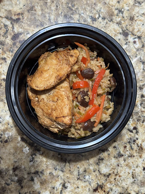 Arroz frito casero con vegetales y pechuga a la parrilla