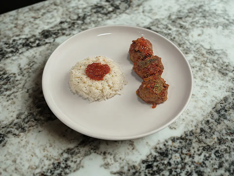 Albondigas con salsa y arroz 1