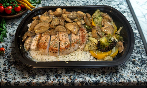 Lomo de cerdo con arroz, vegetales, y champinones