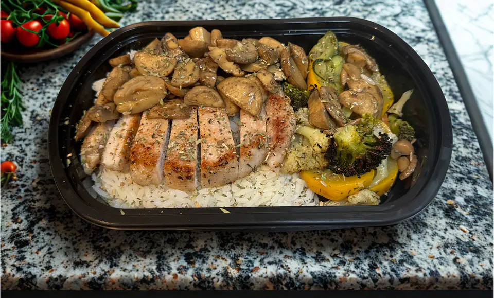 Lomo de cerdo con arroz, vegetales, y champinones 1