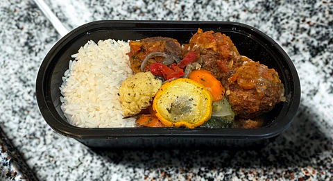 Albondigas con salsa, arroz, y vegetales