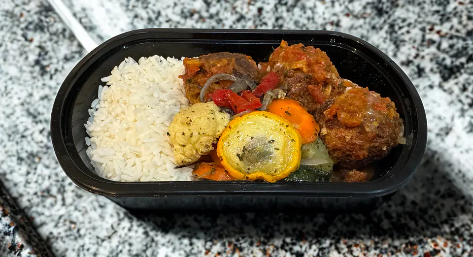 Albondigas con salsa, arroz, y vegetales 1