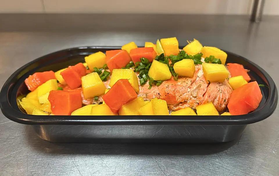 Salmón tropical con arroz y ajonjolí 1