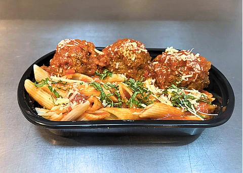 Pasta Fresca de Tomate con Albóndigas