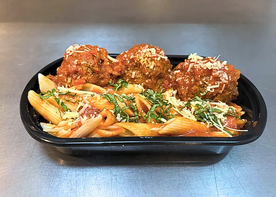 Pasta Fresca de Tomate con Albóndigas 1