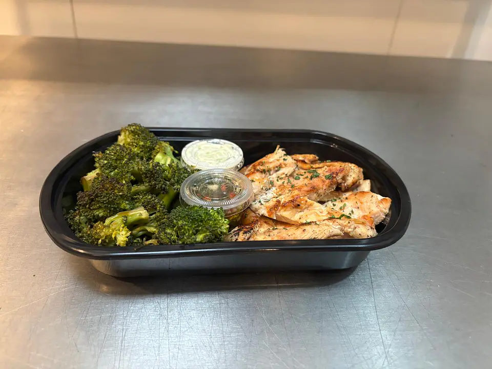 Pollo Mediterráneo con Brócoli y Papas Asadas 1