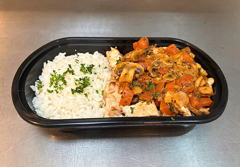 Pollo Italiano con Champiñones sobre Cama de Arroz