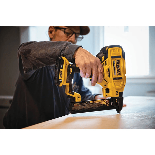 Grapadora Inalámbrica 1/4 Dewalt DCN681B 20V 7