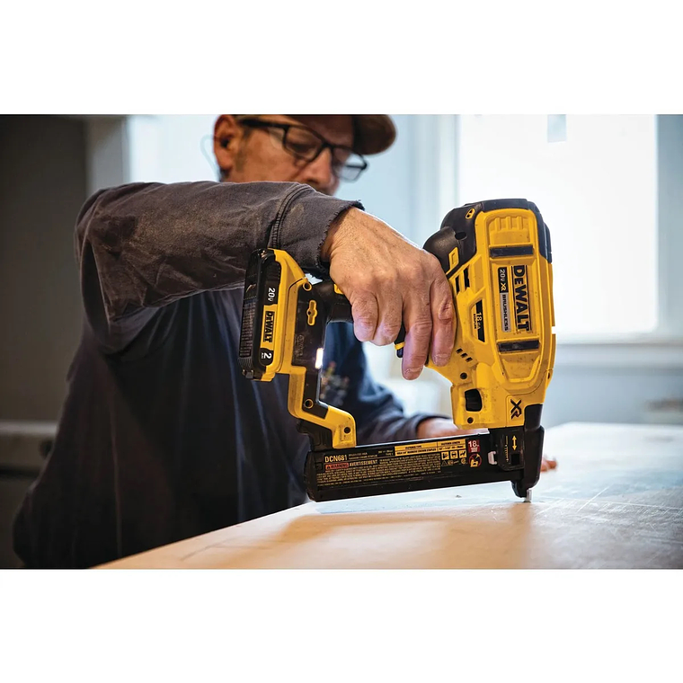 Grapadora Inalámbrica 1/4 Dewalt DCN681B 20V 7