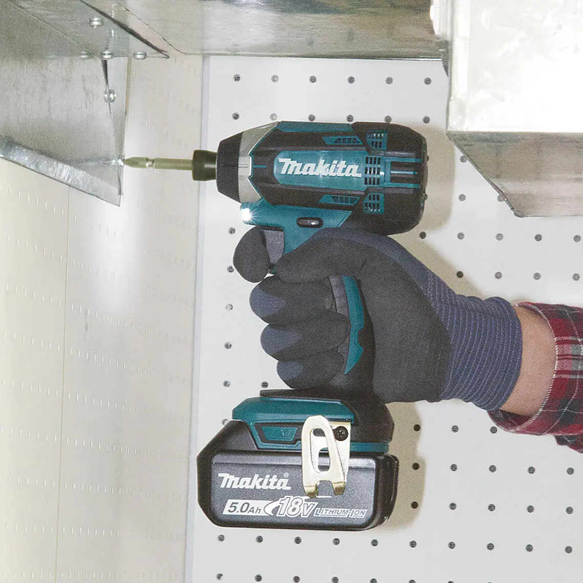 Atornillador Impacto 18v  Makita Dtd152z + 1 Bat + 1 Carg 6