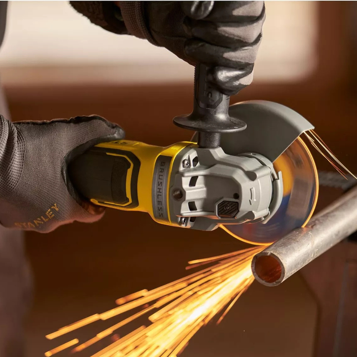 Kit Esmeril Angular 4-1/2” 5” Car/Bat 4Ah STANLEY SBG700M2K 5