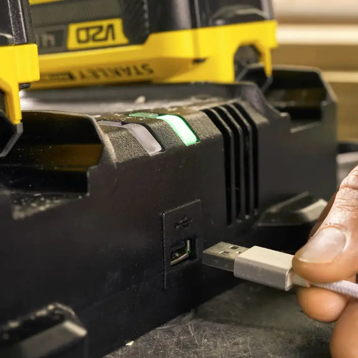 Cargador Doble De Stanley 20v 4.0ah Sc402-b2 4