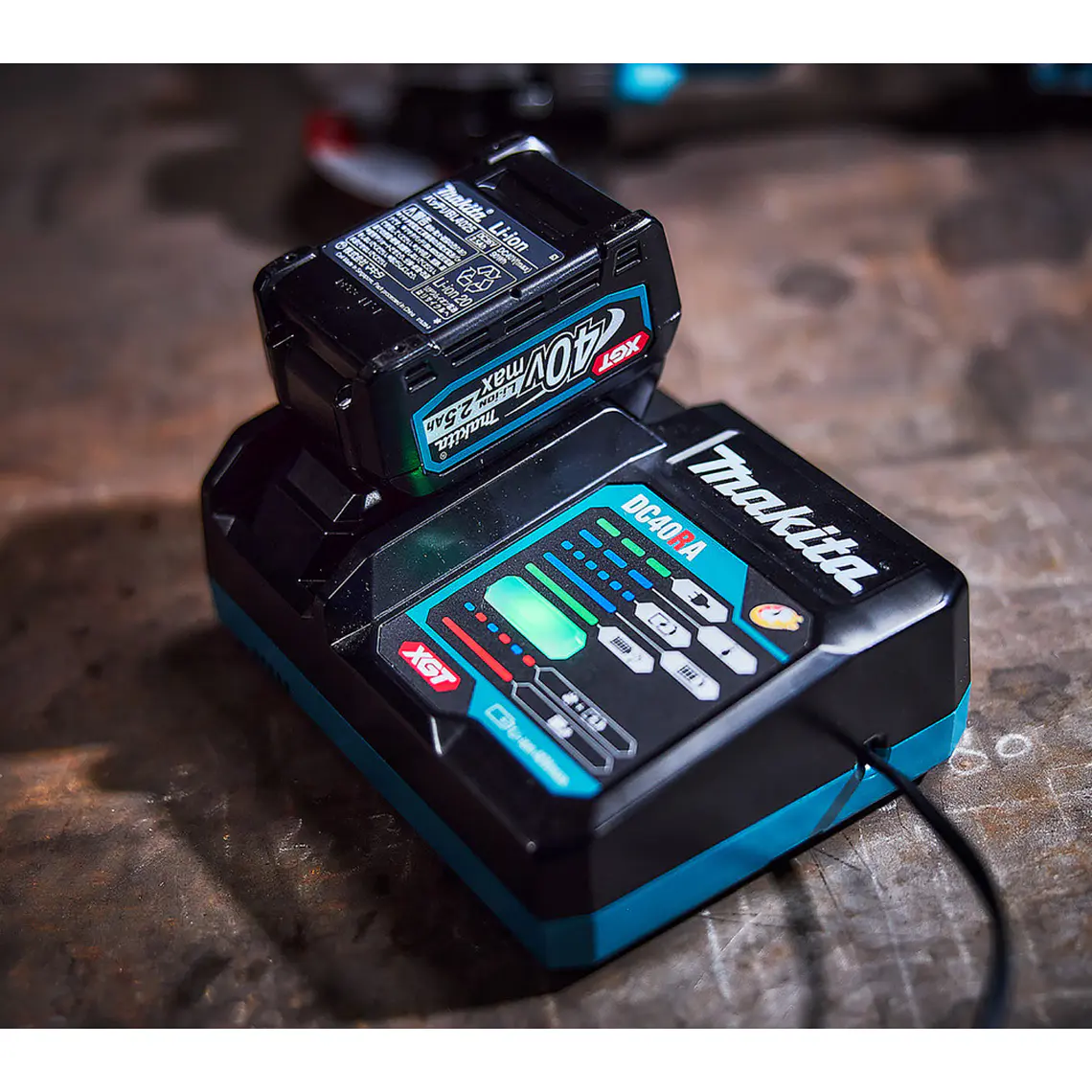 Cargador rapido de 40v Makita DC40RA 4