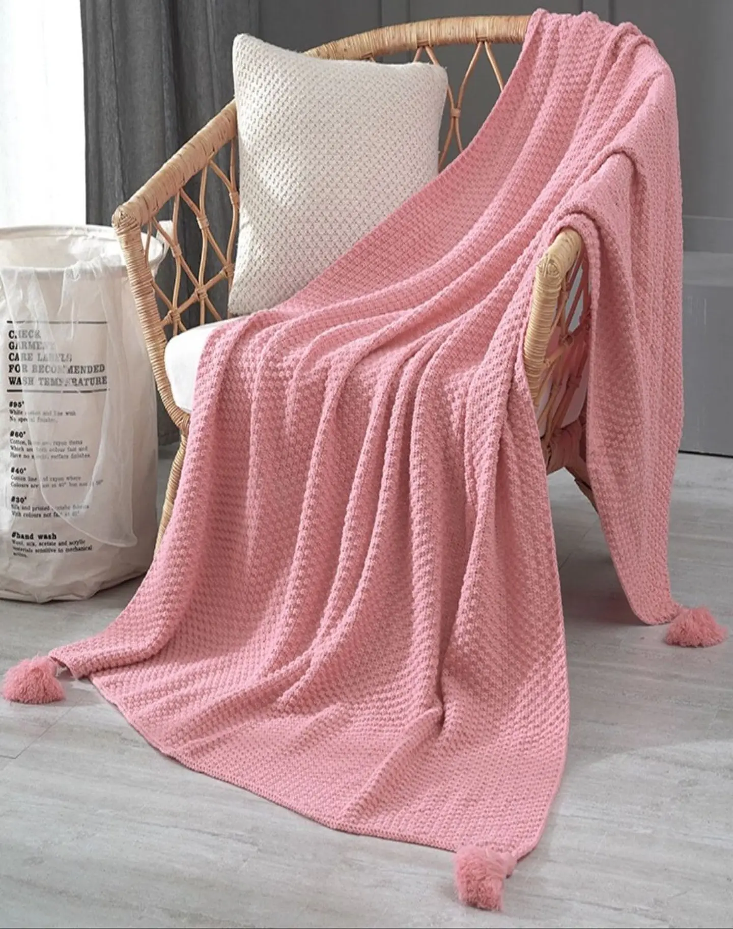 Manta Suave con Pompones Estilo y Comodidad D7 3