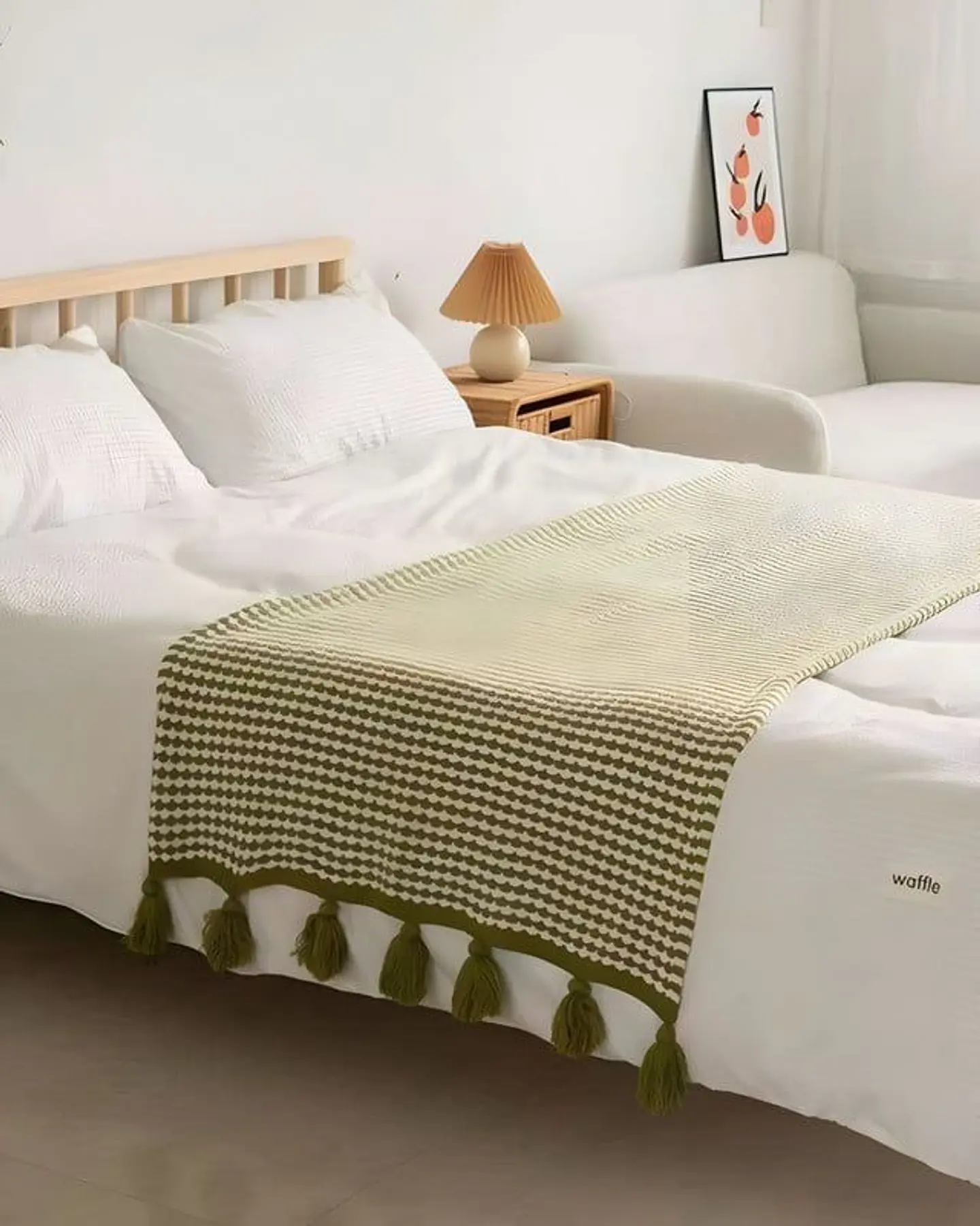 MANTA O PIECERA CON POMPONES 2