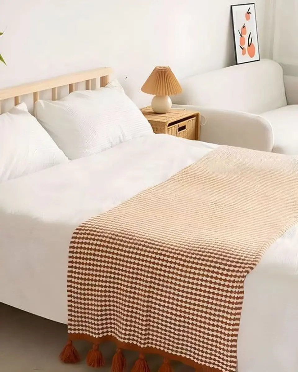 MANTA O PIECERA CON POMPONES 3