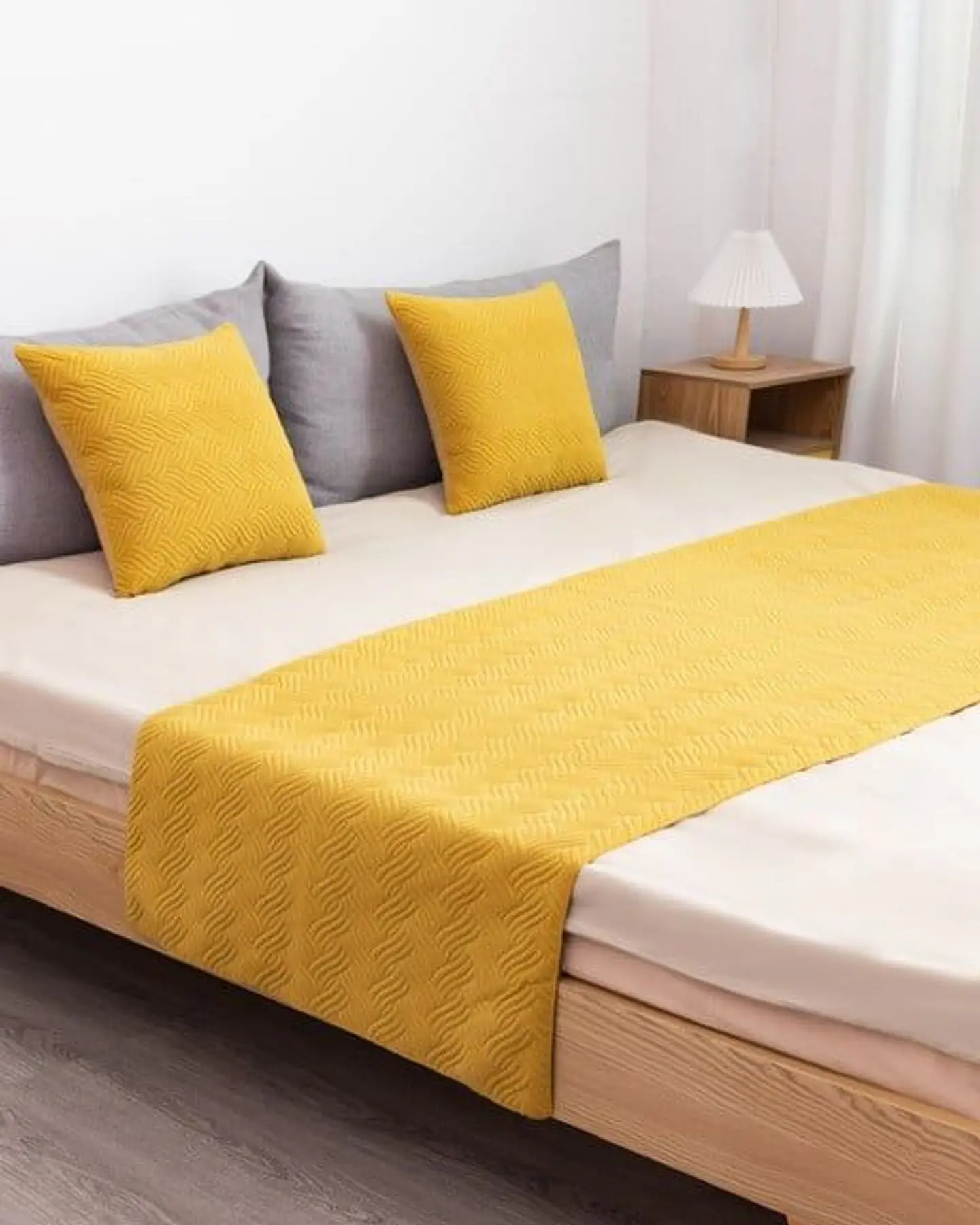 PIECERA DE CAMA DECORATIVA MODELO PLUSH AMARILLO 1
