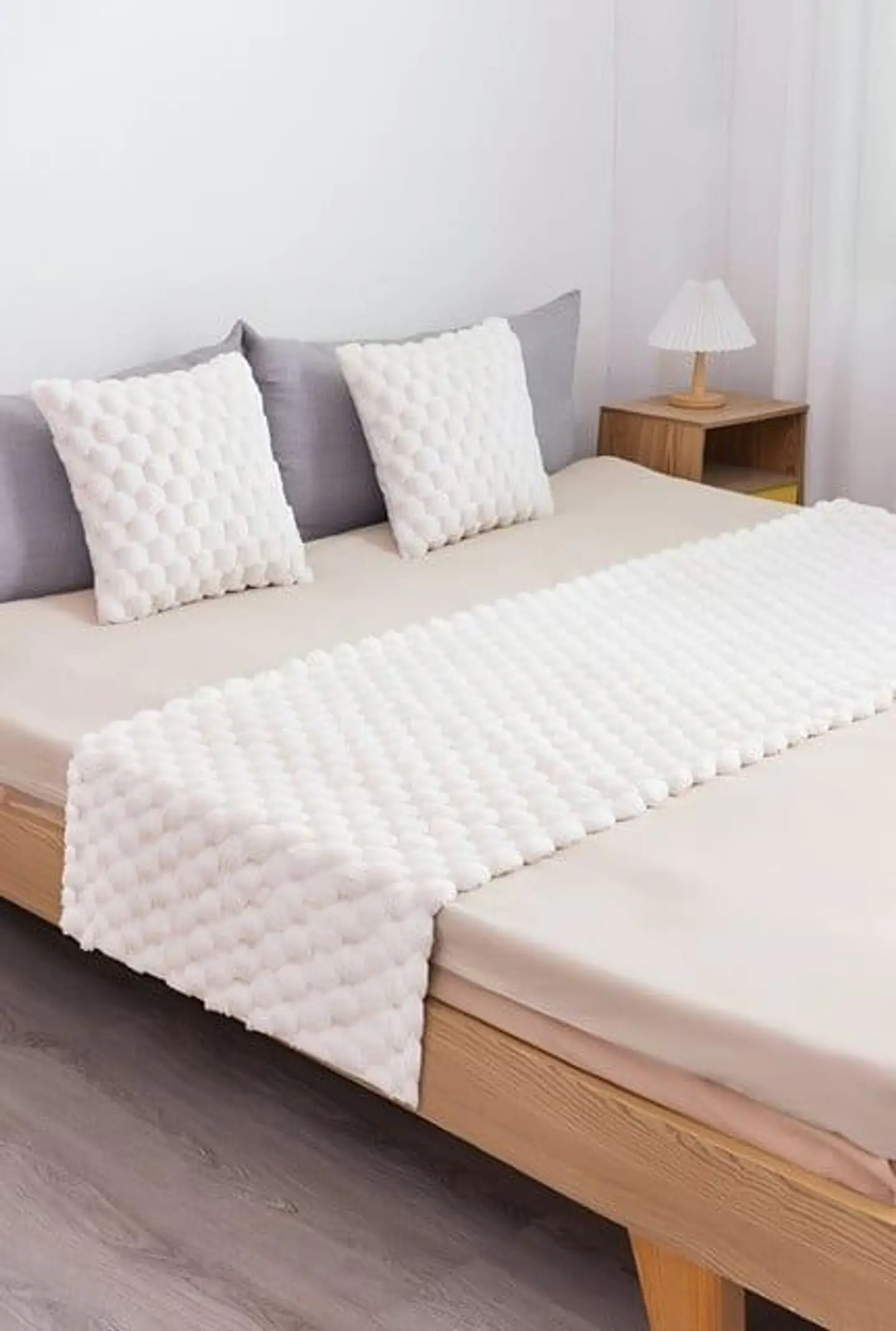 JUEGO DE PIECERA DE CAMA CON 2 FUNDAS MODELO PERLA  BLANCO 1