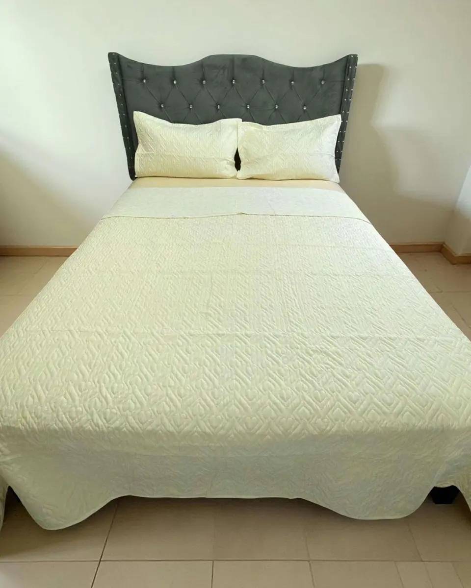 CUBRECAMA QUILT DE LUJO VERANO DELGADO KING CREMA 4