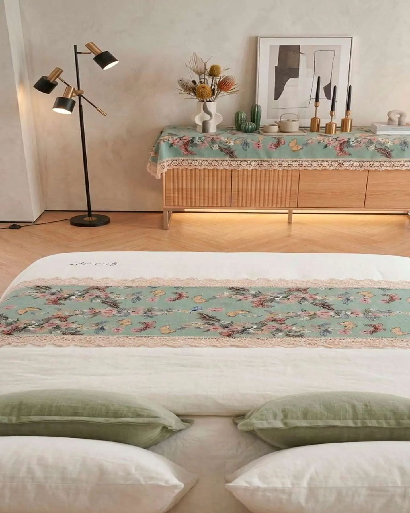 Piecera de Cama Estilo Bohemio con Encaje - Multiuso 80x200 cm 2