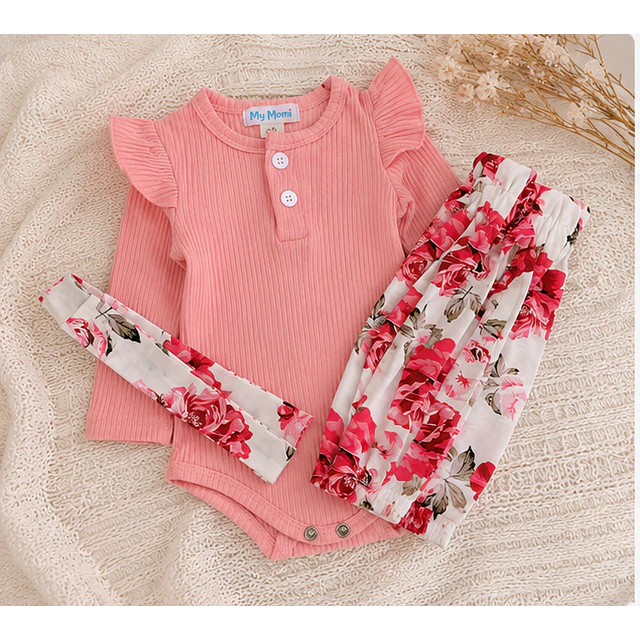 Conjunto pilucho, pantalones y cintillo flores rosadas