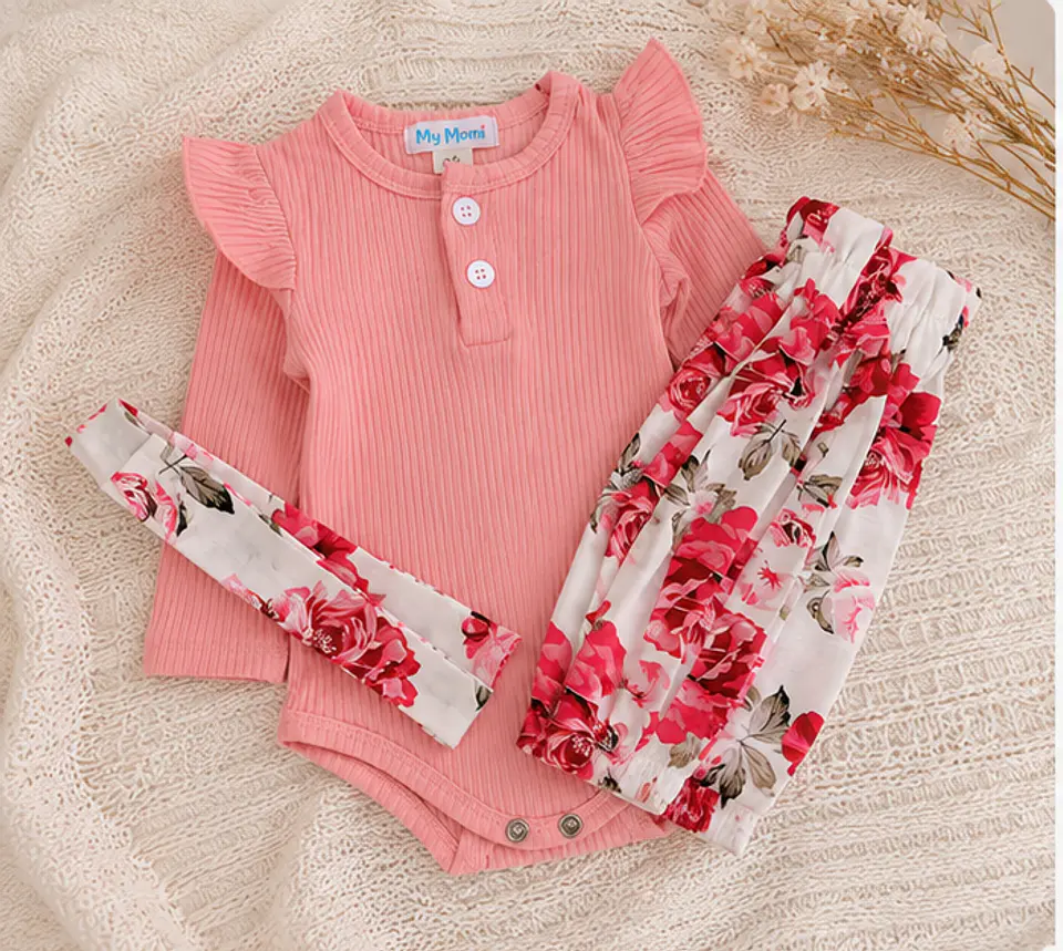 Conjunto pilucho, pantalones y cintillo flores rosadas 2