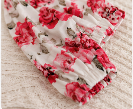 Conjunto pilucho, pantalones y cintillo flores rosadas 3