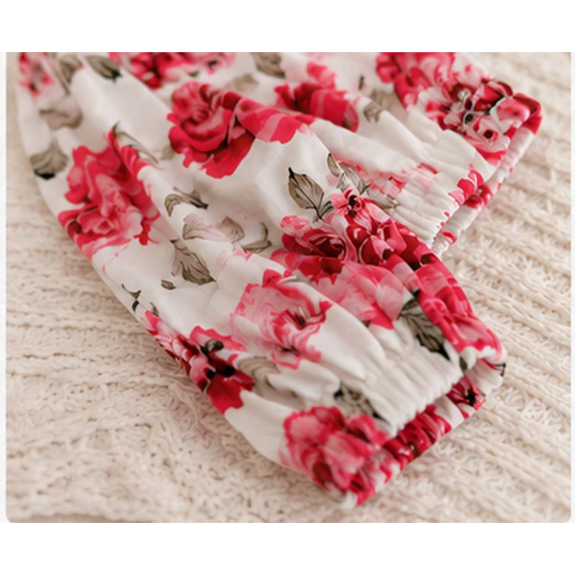 Conjunto pilucho, pantalones y cintillo flores rosadas
