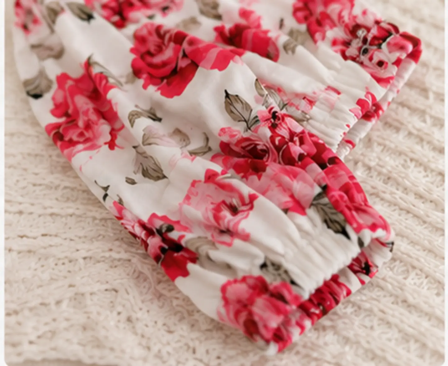 Conjunto pilucho, pantalones y cintillo flores rosadas 3