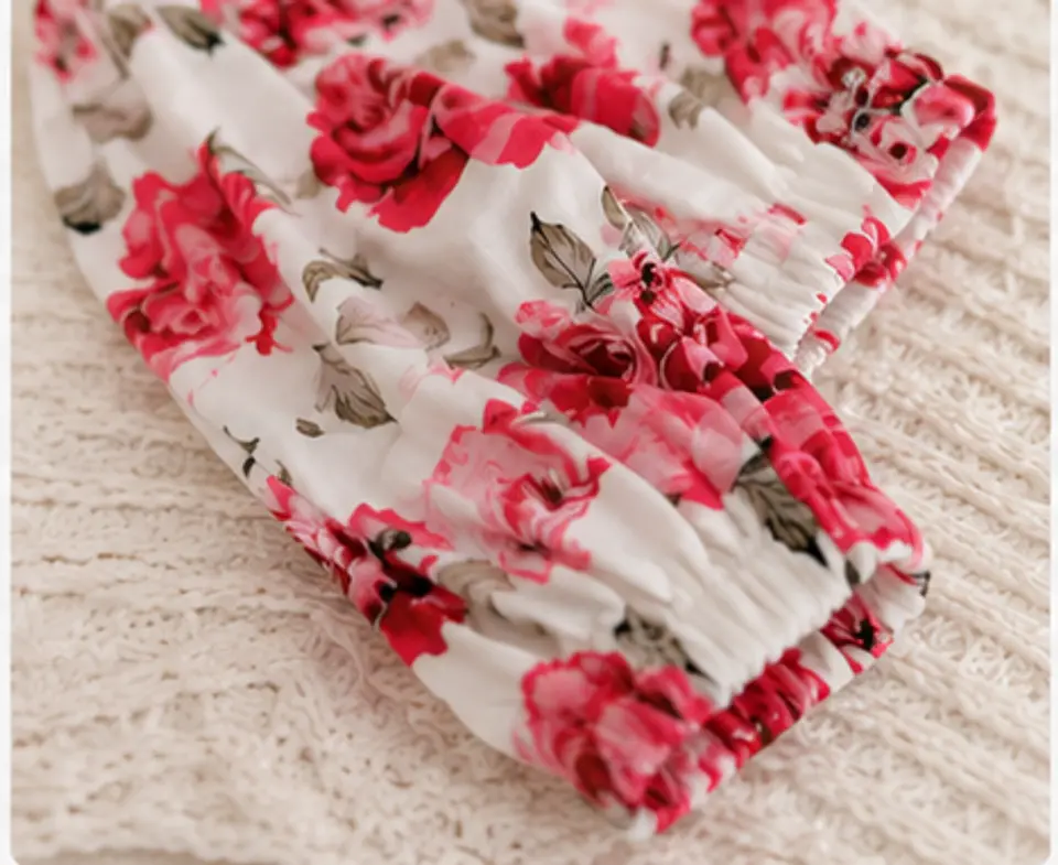 Conjunto pilucho, pantalones y cintillo flores rosadas 3
