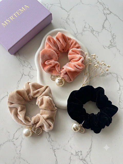Camelia Perla Scrunchie