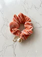 Camelia Perla Scrunchie - thumbnail 3