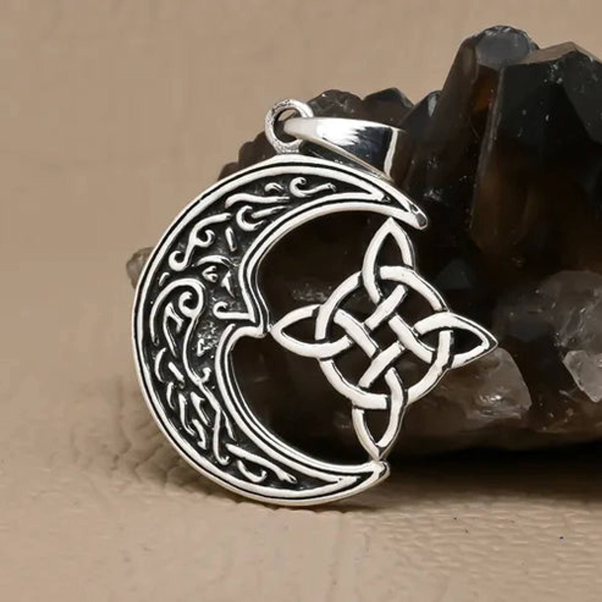 Colgante luna y nudo de brujas en plata 925 2