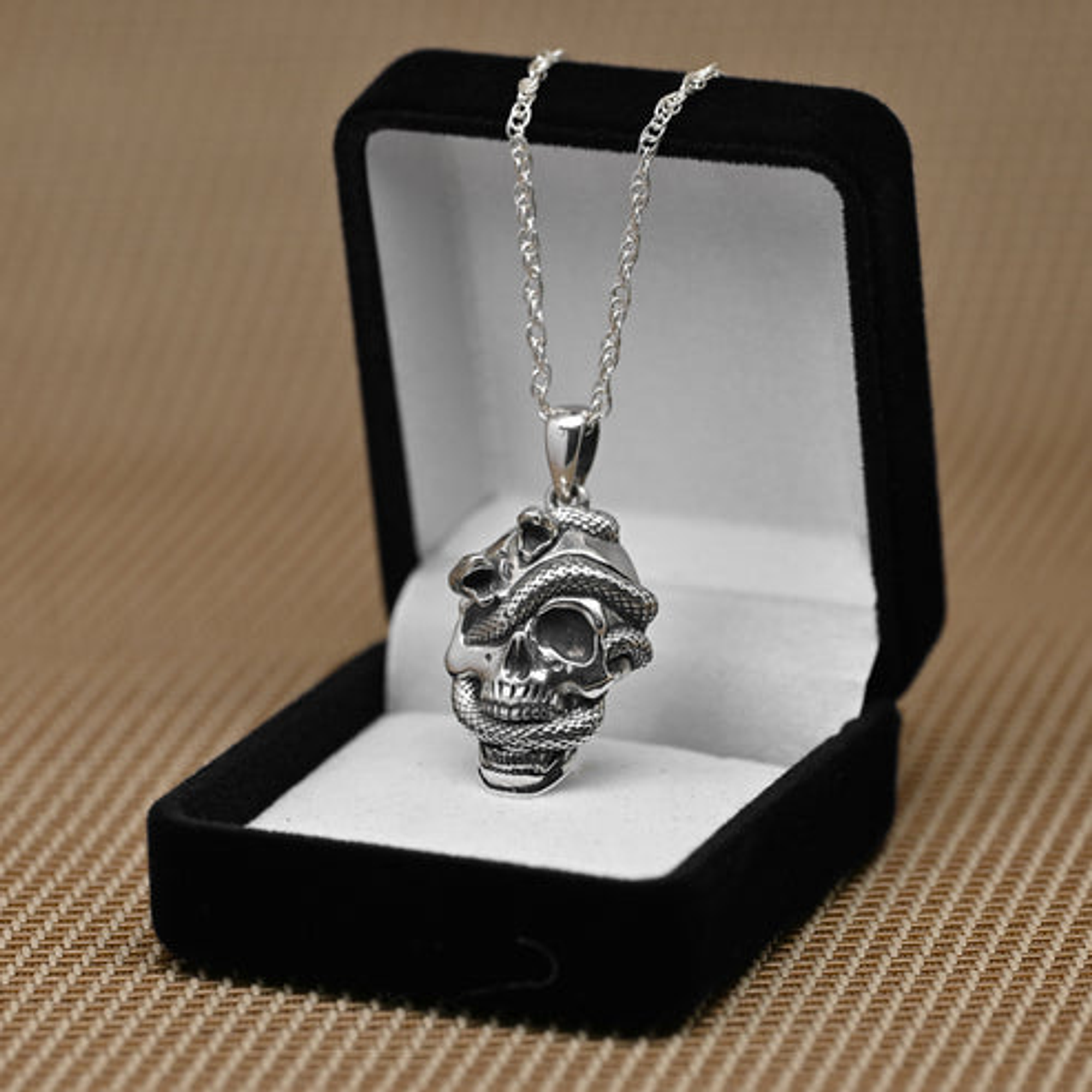 Colgante calavera con serpiente en plata 925 2