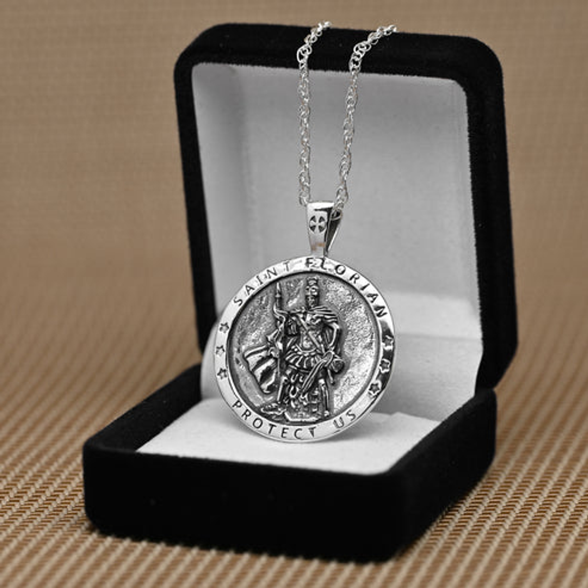 Colgante san Florián patrón de los bomberos en plata 925 2