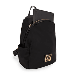 Mochila Mediana Cloe Con Porta Gadget Color Negro