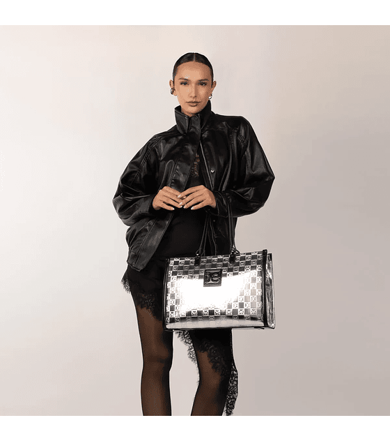 Bolsa Tote Grande Cloe Acabado Metálico Color Plata