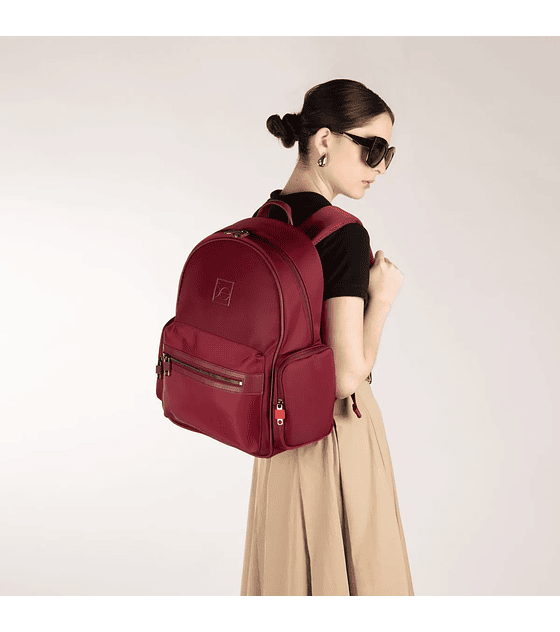 Mochila Cloe  Mediana Porta Laptop 15 Plg Color Tinto