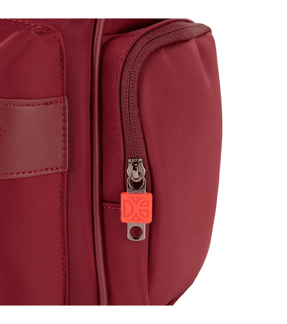 Mochila Cloe  Mediana Porta Laptop 15 Plg Color Tinto