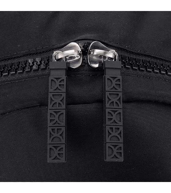 Mochila Grande Con Porta Laptop Cloe De 15 Plg Color Negro