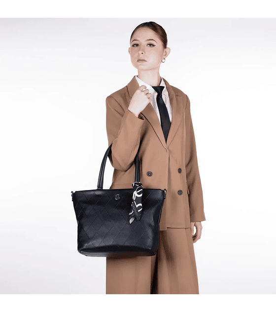 Bolsa Cloe Tote Con Mascada Color Negro