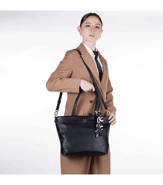 Bolsa Cloe Tote Con Mascada Color Negro